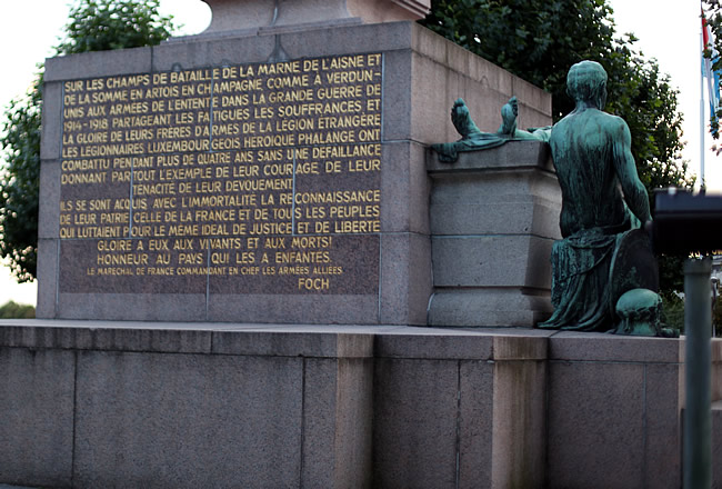 "Monument de Souvenir" right side