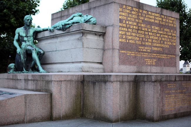 "Monument de Souvenir" left side