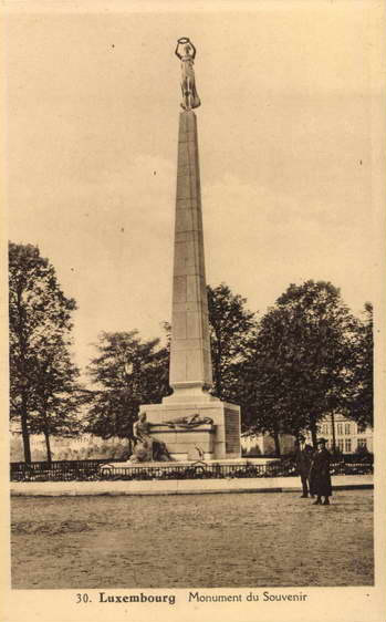 "Monument de Souvenir" postcard