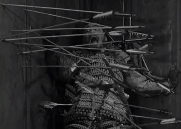 They shot live arrows for this scene with small pins in them. The actor said he had nightmares after shooting it.